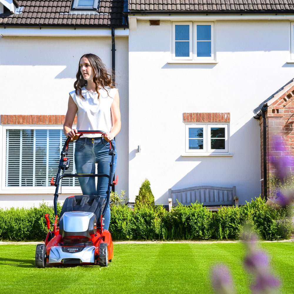 Cobra RM43SP40VX 40V MAX+ Self-Propelled Rear Roller Cordless Lawn Mower (with 2 x 40V 4Ah Battery & Fast Charger)